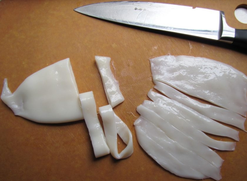 1. Этап. Салат с кальмаром и грибами: 1. Кальмары очищаю от внутренностей, тщательно мою их и нарезаю кольцами и полосками.