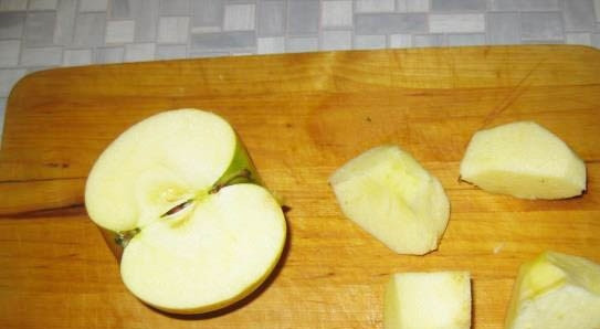 1. Этап. Фаршированные перепела в духовке: Яблоко помойте, удалите у него сердцевину, разделите фрукт на 4 части. По 2 кусочка засуньте в каждого перепела.