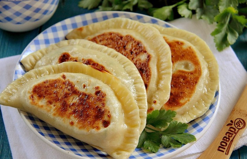 1. Этап. Диетические чебуреки: Чебуреки получаются сочные, тесто тонкое, с хрустящей корочкой.