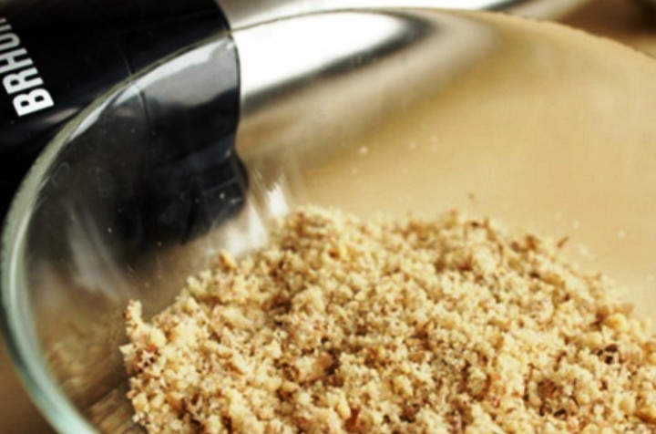 1. Этап. Простой салат с болгарским перцем: Орехи измельчите в блендере в крошку.