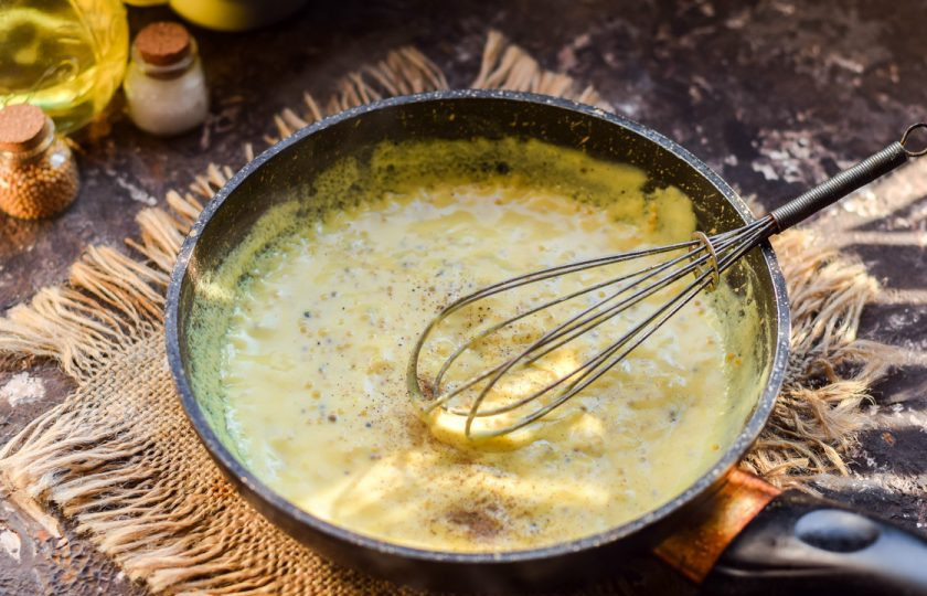 1. Этап. Гренки по-английски: При постоянном помешивании варите соус до загустения, приправьте солью и перцем.