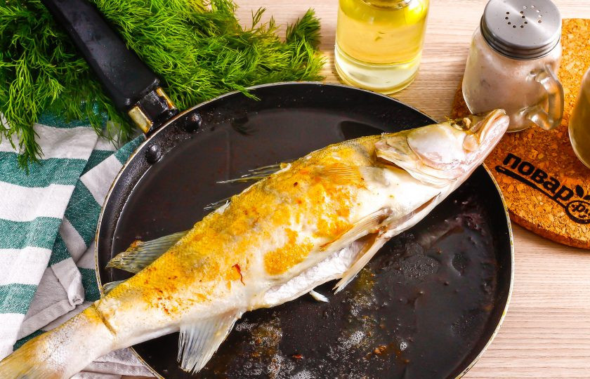 1. Этап. Рыба по-турецки: Обжарьте ее в растительном масле на сковороде по 3-5 минут с каждой стороны до румяной корочки.