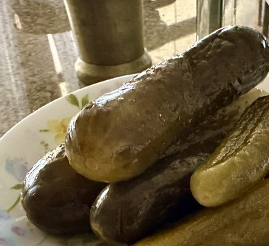 1. Этап. Солянка. Семужий бульон и прочее: Огурцы. Если нет солёных, то солянку затевать не стоит. Категорически. Даже и не спорьте. «Солянка»! Не «маринавка» какая-то, а именно «солянка». Так что – только солёные!