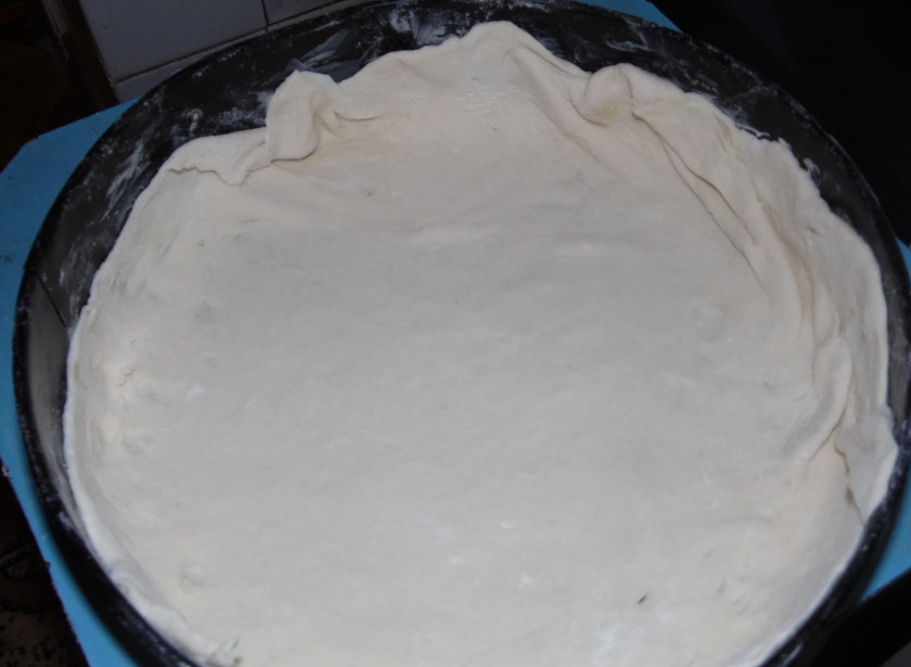 1. Этап. Быстрый киш с зеленым луком и курицей: Делим тесто на 2 равные части. раскатываем одну в круг и укладываем в форму, чтобы образовались бортики.