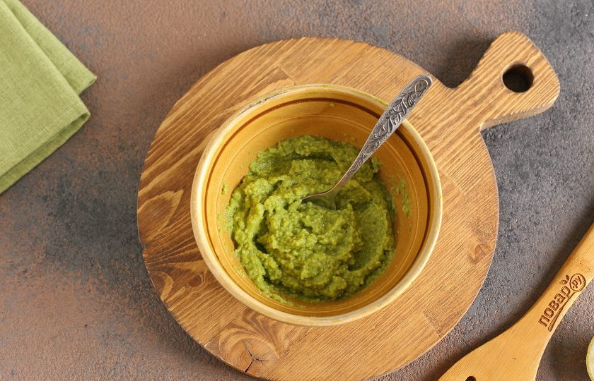 1. Этап. Блины с авокадо: Удалите косточку и извлеките мякоть при помощи ложечки. Добавьте немного соли по вкусу, лимонный сок и измельчите блендером до однородного состояния.