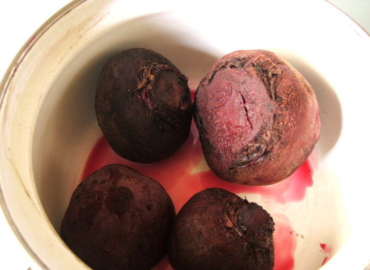 1. Этап. Свекла с чесноком и майонезом: Варим свеклу неочищенной на среднем огне примерно 20-30 минут.