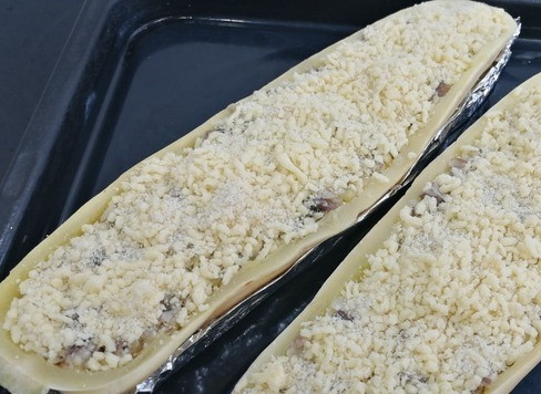 1. Этап. Кабачок, фаршированный грибами и сыром: Сверху распределить оставшуюся сырную смесь.