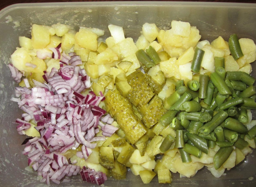 1. Этап. Салат с картошкой и солеными огурцами: 4. Еще два простых ингредиента - это отварная стручковая фасоль и измельченный лук. Предварительно луковицу можно замариновать или ошпарить кипятком, например. Добавьте в салат все ингредиенты.