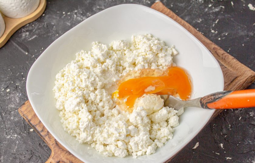 1. Этап. Молдавские плацинды: Приготовьте начинку. Смешайте творог с яйцом и солью.