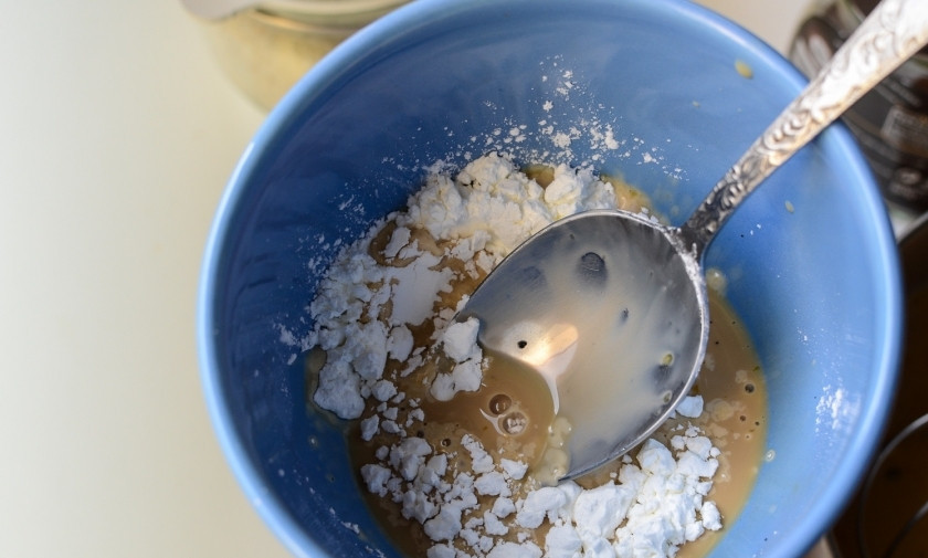 1. Этап. Эклеры с шоколадным кремом: Отлейте немного ещё не готового крема в чашку, разведите в ней крахмал.