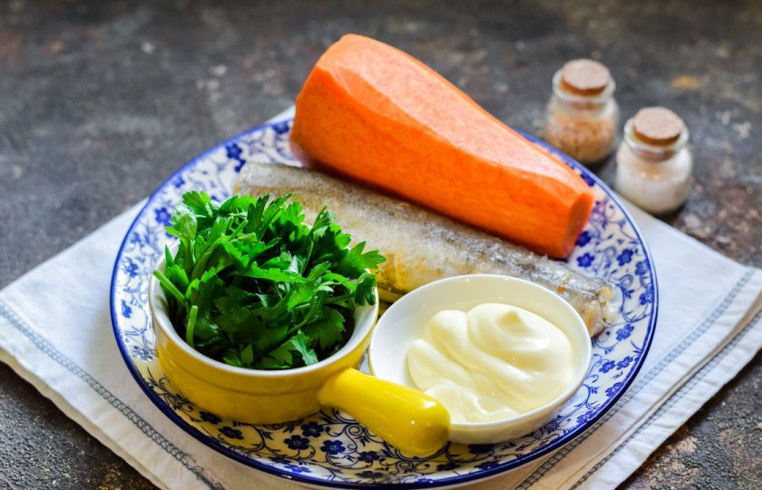 1. Этап. Салат из рыбы с морковью: Подготовьте необходимые ингредиенты по списку. При желании можете использовать любую рыбу.