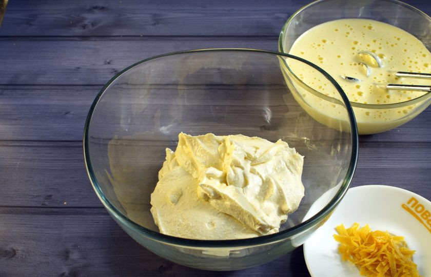 1. Этап. Ароматный лимонный чизкейк: Творог перебейте блендером до однородной массы без комочков. Добавьте ванильный пудинг, измельченную лимонную цедру, сметану, пробейте до однородности. Яйца и сахар взбейте в пышную светлую пену.