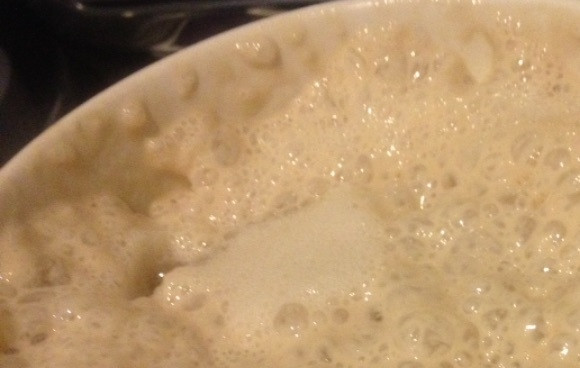 1. Этап. Фокачча с оливками и беконом: 1. В небольшой емкости смешайте дрожжи, теплую воду и сахар, поставьте в теплое место на 15-20 минут, пока смесь не станет пузыриться.