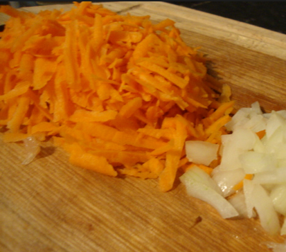 1. Этап. Плов с курицей в микроволновке: 2. Лук и морковку тем временем моем, чистим и мелко шинкуем. Когда время выйдет - поверх курицы выкладываем овощи, добавим масло и специи. Готовим еще 10 минут на полной мощности.