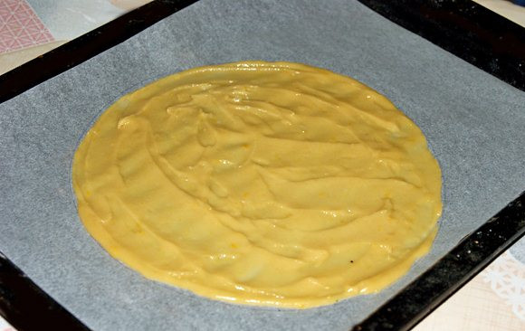 1. Этап. Торт Арлекин: 8. Около двух ложек теста будет достаточно, чтобы сформировать корж. Отправить в заранее разогретую духовку минут на 6-8.