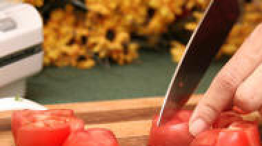 1. Этап. Свежий соус сальса: Помойте помидоры и разрежьте их на 8 частей.