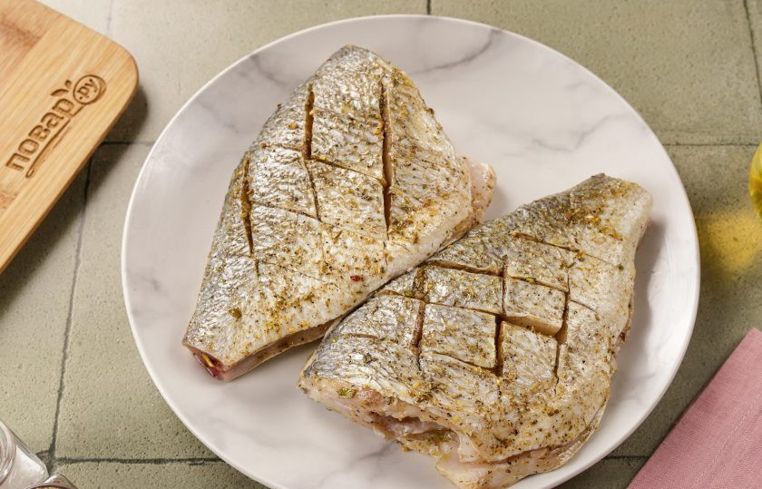 1. Этап. Дорадо в аэрогриле: Затем натрите солью, специями и перцем внутри и снаружи. Оставьте в холодильнике на 15-20 минут.