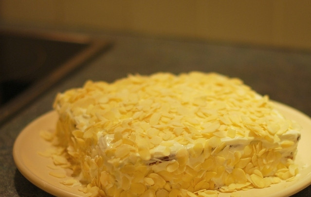 1. Этап. Творожный торт из печенья: Если хотите более праздничный вариант, посыпьте торт миндальными лепестками и, накрыв пленкой пищевой, отправьте для пропитки на пару часов в холодильник.