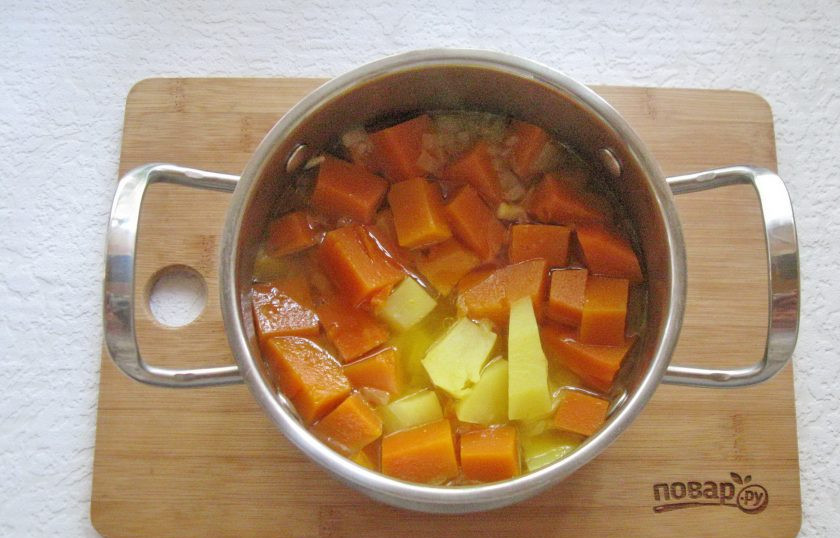 1. Этап. Тыквенный суп-пюре с мясом: Варите овощи до мягкости. После бульон слейте в отдельную емкость.