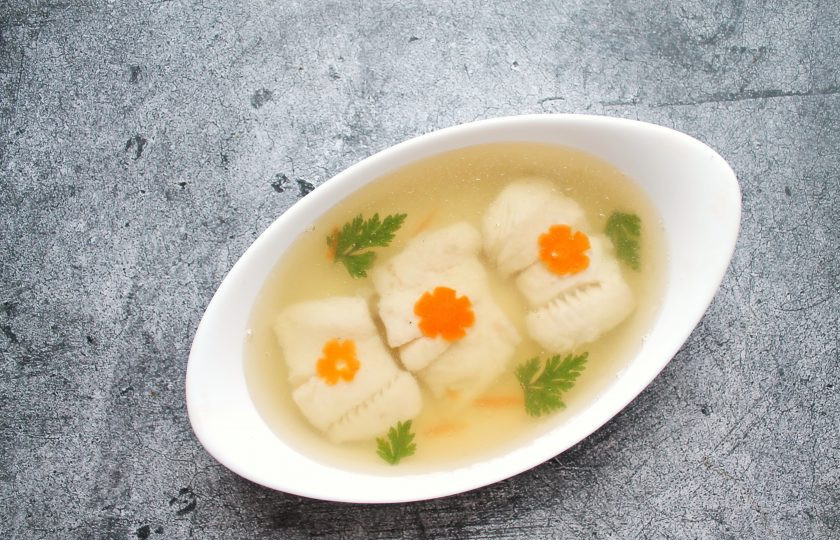 1. Этап. Заливное из палтуса: Полностью залейте рыбу оставшимся бульоном и уберите в холодильник до полного застывания.