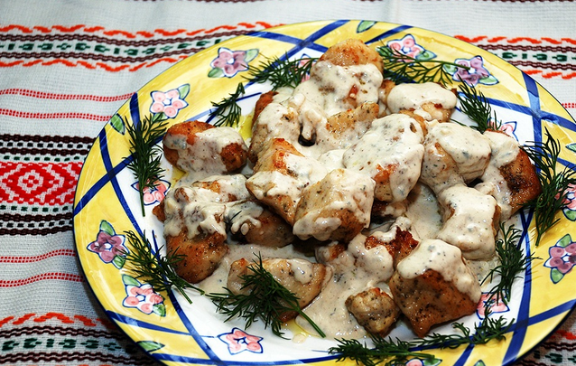 1. Этап. Куриные кусочки в сливочном соусе: Курицу выкладываем на тарелку и поливаем сливочным соусом. Приятного аппетита!