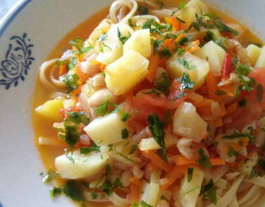 1. Этап. Лагман с фасолью: 4. Лапшу отварим отдельно в подсоленной воде, подаем, полив получившейся овощной смесью. А соль, перец, зелень и специи можно добавить по вкусу уже в тарелки!