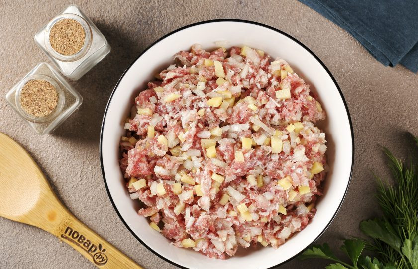 1. Этап. Манты без мантоварки: Тщательно перемешайте. Начинка готова.