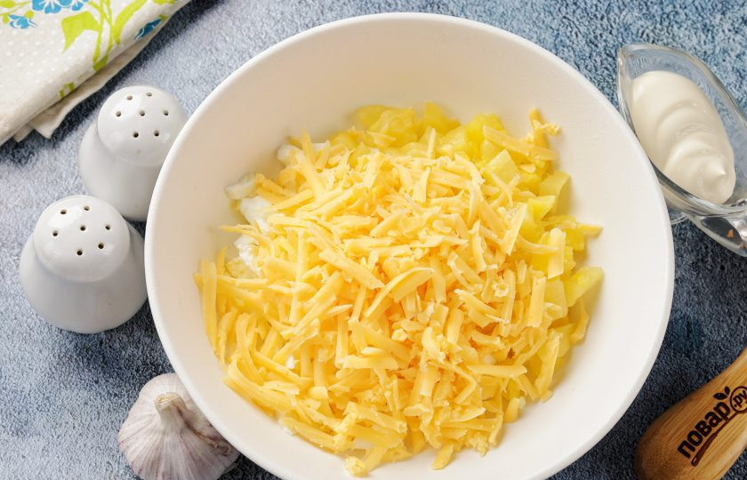 1. Этап. Салат с ананасом, сыром и кукурузой: Сыр натрите на крупной тёрке.