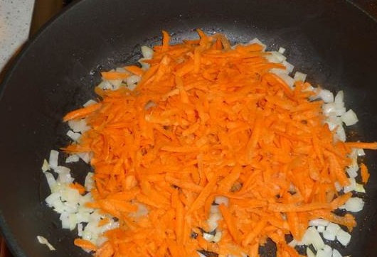1. Этап. Суп из белых грибов с сыром: Пока суп кипит, нарезаем лук на небольшие кубики, морковь трем на крупной терке и обжариваем овощи на растительном масле до мягкости.
