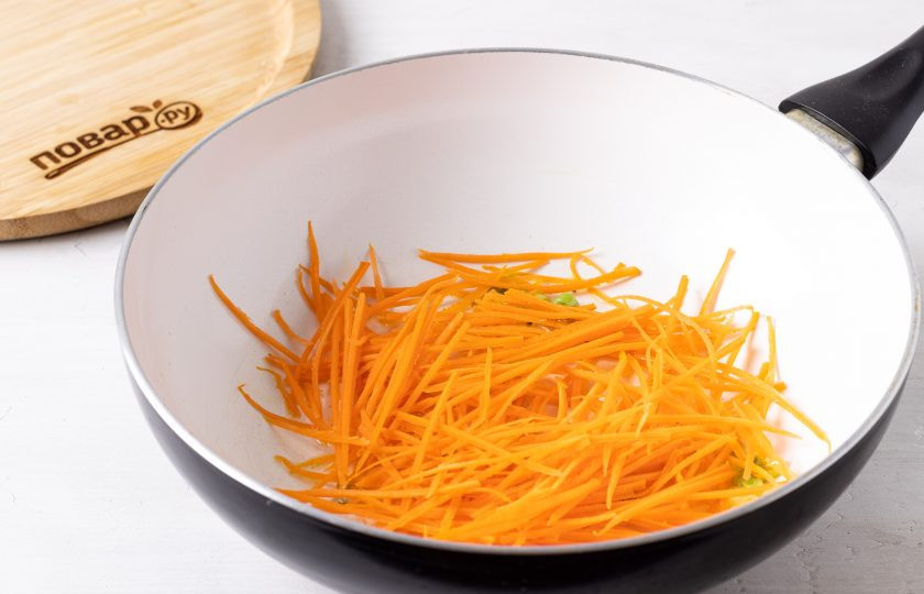 1. Этап. Салат Китайский с кукурузой: Добавьте морковь и жарьте ещё 2 минуты, чтобы она стала чуть мягче.