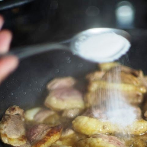 1. Этап. Тушеное мясо утки с яблоками: Когда мясо равномерно покроется корочкой - сбавляем огонь до умеренного, солим.