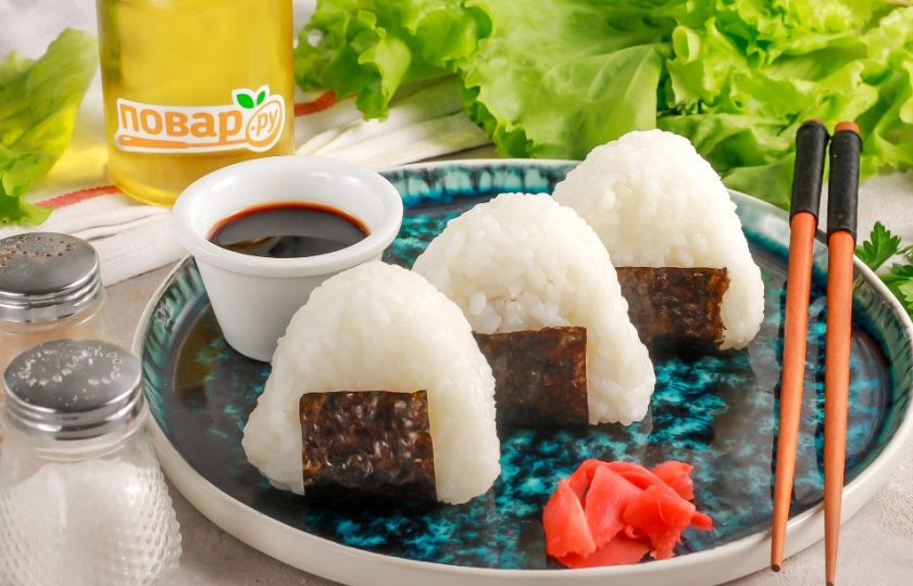 1. Этап. Онигири с креветками: Выложите готовые онигири с креветками на тарелку и подайте к столу с соевым соусом, маринованным имбирем, васаби.