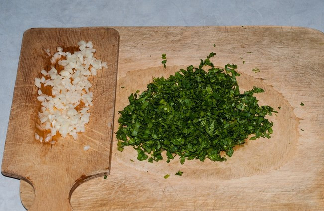 1. Этап. Баклажаны жареные с кинзой: Порубите кинзу, укроп и чеснок.