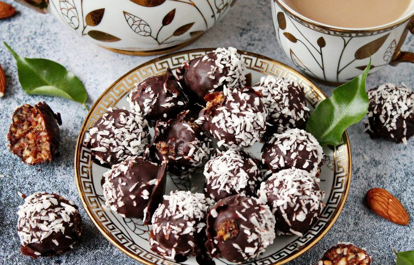 1. Этап. Конфеты из фиников с миндалем: Приятного аппетита!