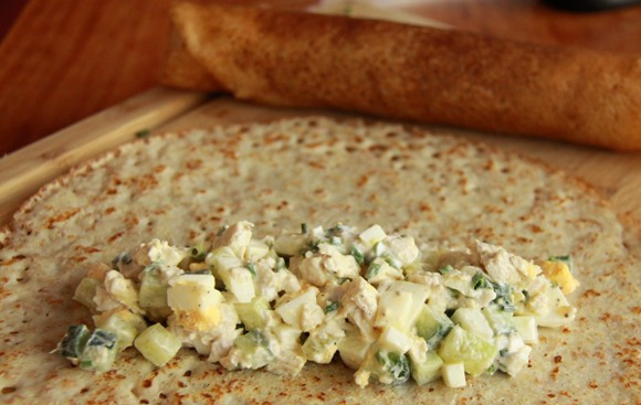 1. Этап. Протеиновые блинчики: 8. Готовую начинку выложить на блинчик и аккуратно завернуть рулетом.