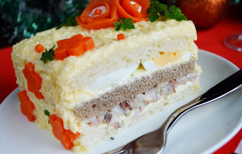 1. Этап. Закусочный бутербродный торт с рыбой: С Наступающим!!!