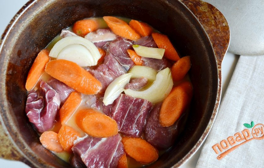 1. Этап. Говядина, томленная с морковью в винном соусе: 5. В казан или огнеупорную керамическую кастрюлю положите овощи и мясо. Залейте соусом, перемешайте. Откорректируйте на соль. Закройте казан крышкой и поставьте в горячую духовку на 4 часа томиться при температуре 130 градусов.