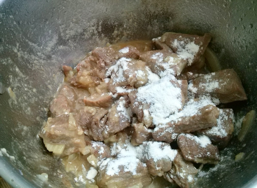 1. Этап. Мясо по-польски: Затем всыпьте 1ст.л. муки, перец, перемешайте и потушите 2 минуты на медленном огне.
