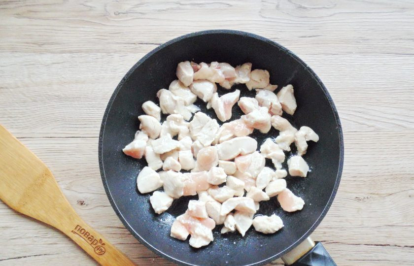 1. Этап. Жульен с курицей и грибами на сковороде: Добавьте подсолнечное масло и обжаривайте на небольшом огне 5-6 минут.