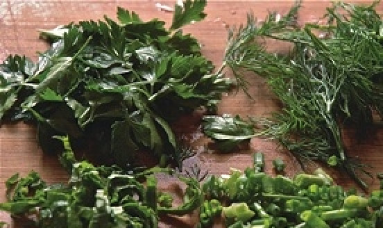 1. Этап. Бутерброды с творожным сыром: Зелень порежьте мелко.