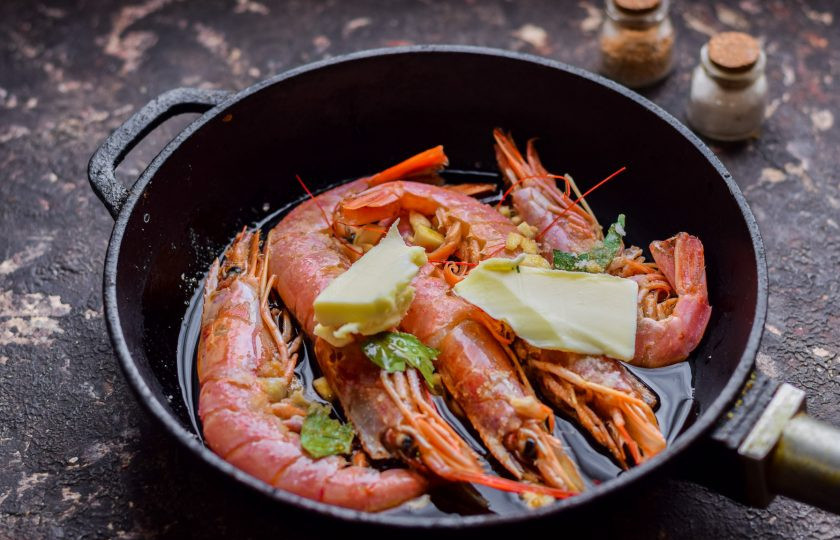 1. Этап. Лангустины в соусе Терияки: Добавьте в сковороду сливочное масло. Тушите лангустины 4-5 минут.