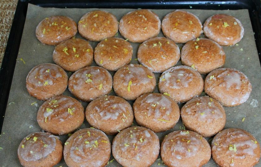 1. Этап. Медовые пряники на кефире: Часть пряников покройте глазурью. Вторую часть медом с соком лимона. Все пряники посыпьте цедрой лимона.