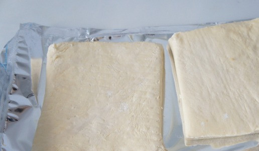 1. Этап. Мини-пиццы Тыквы: Тесто разморозить. Нарезать на квадраты.