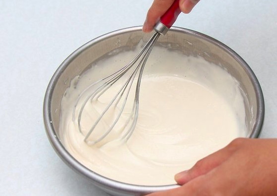1. Этап. Оладьи без кефира: Замешивайте тесто. Оно должно получиться, как жидкая сметана.