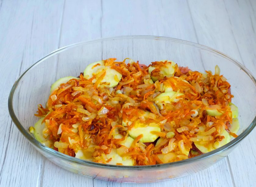 1. Этап. Горбуша с кабачком в духовке: На слой из кабачков выложите обжаренные лук с морковью.