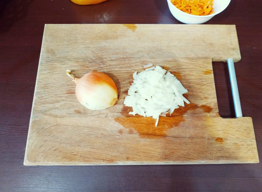 1. Этап. Вареники с чечевицей: Лук мелко нашинкуйте и обжарьте на растительном масле. Добавьте к чечевице, перемешайте. Начинка готова.