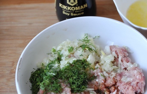 1. Этап. Картофельные гнезда с фаршем: В пиалку положите мясной фарш, добавьте к нему соевый соус, рубленую зелень, измельченный лучок и чесночок. Поперчите, посолите и положите немного панировочных сухарей. В отдельной пиалке разболтайте вилкой сырое куриное яйцо, вылейте половину яичной массы к фаршу в пиалку.