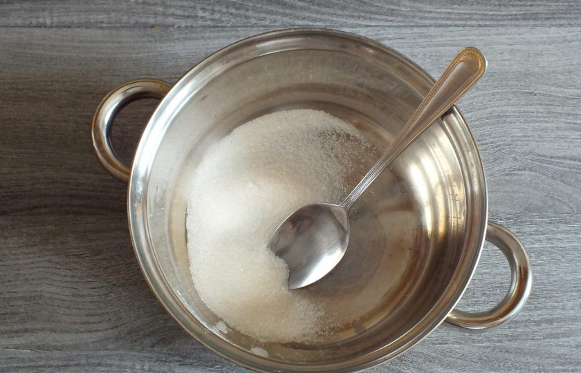 1. Этап. Сливочный щербет: В кастрюлю с толстым дном насыпьте 2 ст.л. сахара из общего количества. Поставьте на медленный огонь и расплавьте его.