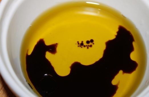 1. Этап. Салат к шашлыку из капусты: Для заправки смешаем масло и уксус.