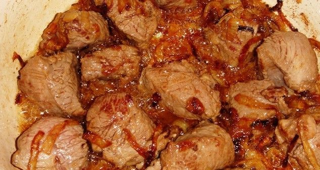 1. Этап. Плов с чесноком: Мясо нарезаем кубиками со стороной около 3 сантиметров и выкладываем его в кастрюлю, жарим до образования корочки.